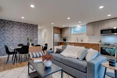 Image de Brand new, Modern 2 Bedroom home near Greenlake.