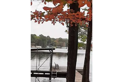 Image de Dock Holiday is a lakefront home with hot tub. Bring your fishing pole.