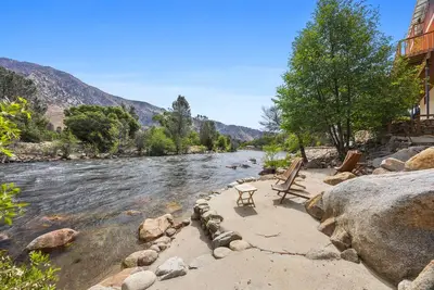Image de Riverfront property with private beach access with Universal Ev Charging Station