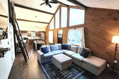 Image de Relaxing Poconos Getaway Poconos w\/ Hot Tub! Dog Friendly