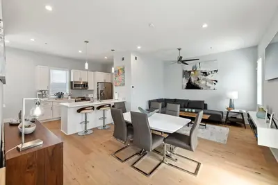 Image de Beautiful Modern Nola Condo- Bywater Area. Off Street Gated & Reserved Parking