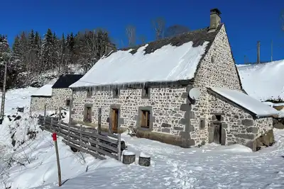 Image de Homerez - Maison de campagne spacieuse à Chastreix avec cheminée