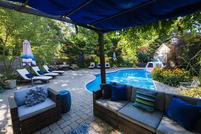 Image de Lush gardens, in-ground pool, close to Coast Guard Beach
