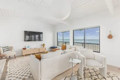 Image de Beachfront Home w/ Amazing Views, Large Deck, Easy Beach Access, Close to Town
