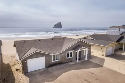 Image de Beachfront Home with a Deck on the Beach! Pet Friendly Home, Gated Community.