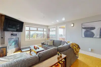 Image de Charming dog-friendly condo w/ pool, hot tub, skiing, fireplace, & fitness area