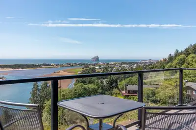 Image de Sweeping Panoramic Ocean/River Views at this Pet Friendly Home, Community Pool