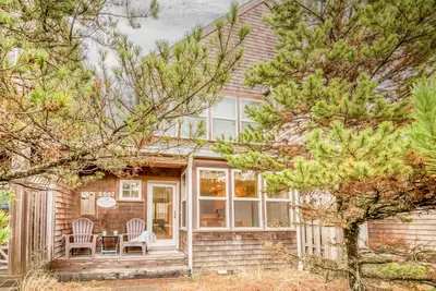Image de Walk to the Beach from this Family Friendly Home, with a Private Yard and Deck
