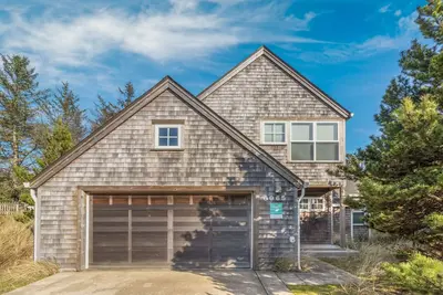 Image de Delightfully Decorated Home Walking Distance to the Beach, Fireplace, Deck, Bbq