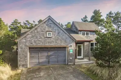 Image de Beautifully Decorated Home, Close to the Beach, with Deck, Bbq and Fireplace