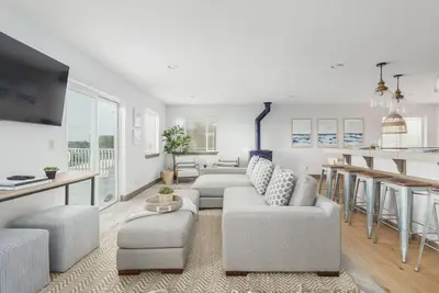 Image de Large Dog-Friendly Home with Beautiful Ocean Views, Large Decks, and Foosball
