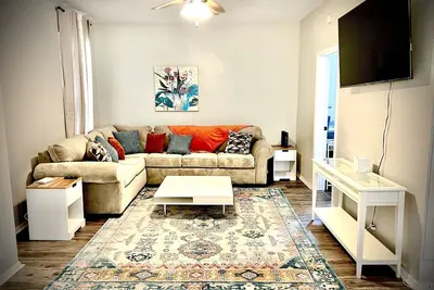 Image de 2700 square foot-4 Bedroom Home with Free parking