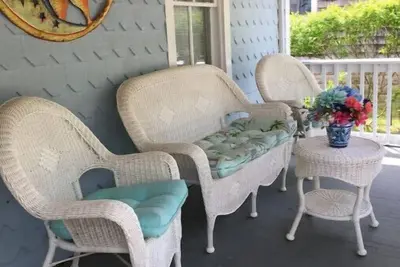 Image de Driftwood Cottage #1 - One block from the beach!