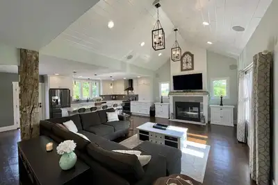 Image de Luxury Craftsman Farmhouse Close to Beaches & Wineries