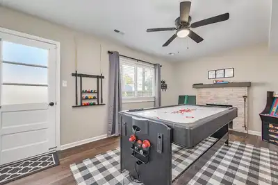 Image de 4bd home with gameroom and pool, close to Langley & Ptc!