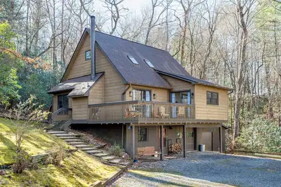 Image de Spacious Pisgah National Forest home on woodsy lot with hot tub, fireplace