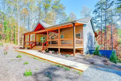 Image de Cozy mountain oasis with hot tub, grill, fire pit and 1200 sf of deck
