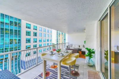 Image de Modern 1br + Den | Full-Amenity Brickell Condo