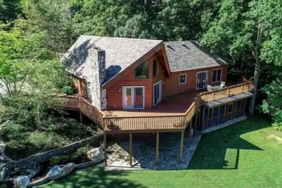 Image de Beautiful serene lake house in the foothills, great for couples or families.