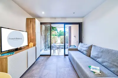 Image de Appartement avec jardin et Vue sur Piscine!