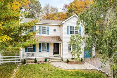 Image de Home with large backyard, fireplace, washer/dryer & pool - near shops & dining