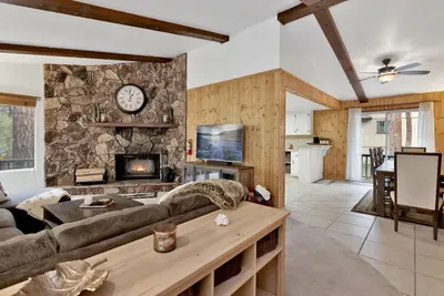 Image de Casa Bosque Log Cabin Retreat w/ Hot Tub