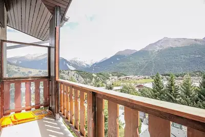 Image de En étage avec une belle vue dégagée sur les montagnes.