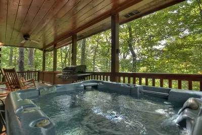 Image de Cozy Retreat with Hot Tub, Firepit & Fireplace! - Bearfoot Ridge