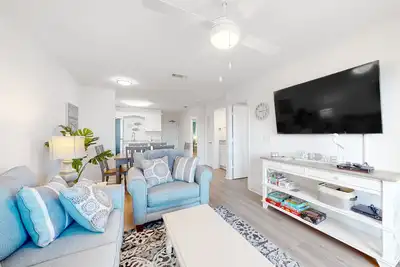Image de Ocean-view condo with central Ac, indoor pool, & gym - sunsets on the beach