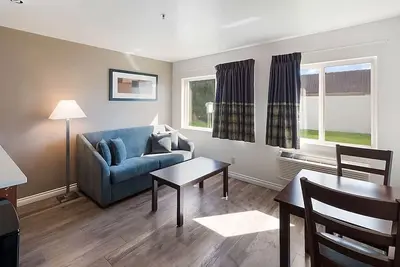 Image de Comfort and Convenience! 2 Great Units! Close to Southridge Sports Complex!