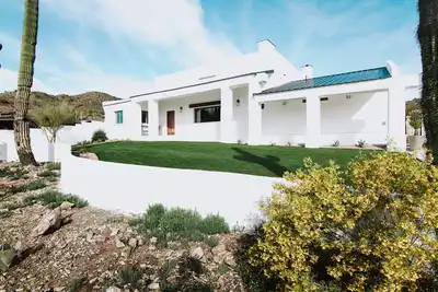 Image de New! Desert Oasis with Pool, hot tub, fire pit & rooftop city & desert views