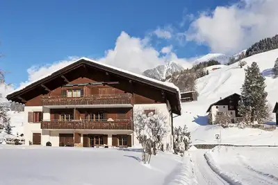 Appartement de vacances \"Serina\" avec vue sur les montagnes, terrasse et Wi-Fi.