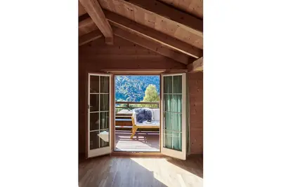 Image de Appartement de vacances \"Dorf\" avec vue sur les montagnes, balcon et Wi-Fi.