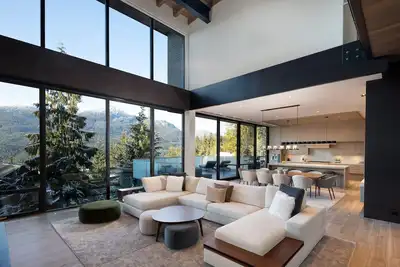 Image de Luxury Chalet w/ Hot Tub, Gym, Media, Views