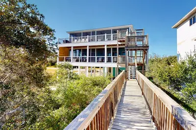 Image de Dog-friendly oceanfront home with a hot tub, washer/dryer & central Ac