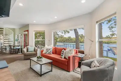Image de Two-story waterfront retreat with boat dock, two firepits & two kayaks