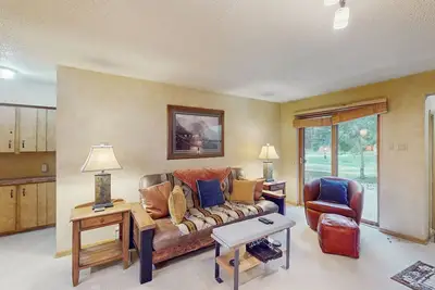 Image de Ground-floor condo steps from Center Village & lifts with fireplace, patio, WiFi