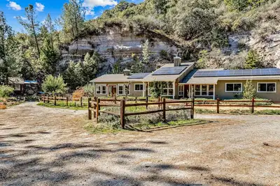 Image de Dog-friendly home and studio with private hot tub, central Ac, and pool table
