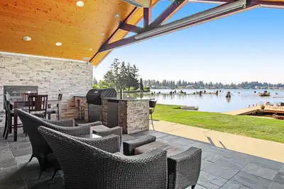 Image de Lakefront house with built-in bar & grill, fireplace, beach, & dock