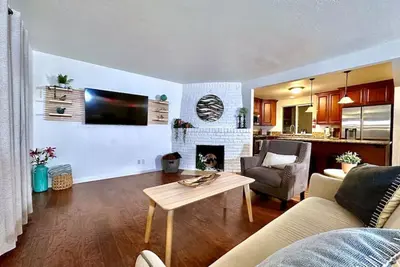 Image de Huge Yard-King Bed-Beautiful Neighborhood-Garage