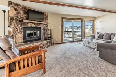 Image de Plan a Monthly Stay! Great Views-DogsOK-FreeBus 1 Block Away-Garage-W/D-Wood Fireplace-Grill-Deck