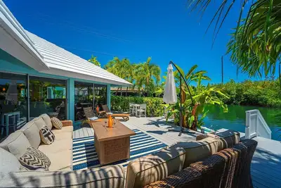Image de Poseidon's Paradise: Luxury Waterfront Rental in Key West, Stunning Backyard Oasis and Private Pool!