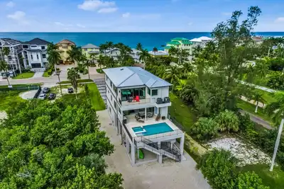 Image de Spacious modern home close to beach with pool, central Ac, & washer/dryer