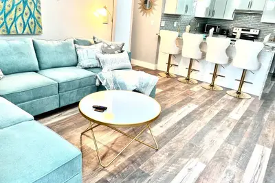 Image de Luxury Custom Peacock Penthouse w\/garage