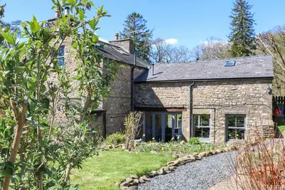 Burnt Mill Cottage, pet friendly, with open fire in Sedbergh