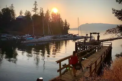 Image de Beachfront new chalet home w/ dock access and mooring buoy