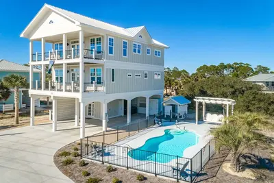 Image de New 3 Br 4. 4 Bath Heated Pool plus Elevator