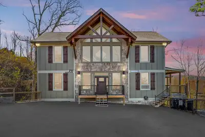 Image de Smokey Treats | 5 Bedroom New Cabin with Hot Tub, View, Ev Charger, Pool Table and More!
