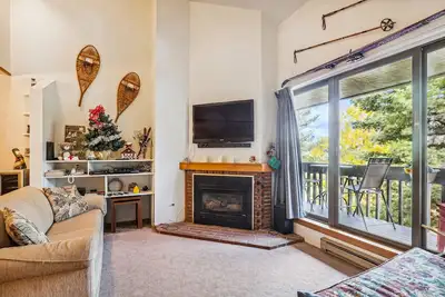 Image de Pinnacle E20 Close to skiing and riding, with shuttle to the slopes everyday of the week. The outdoor pool, hot tub, and, tennis courts are open during summer only.
