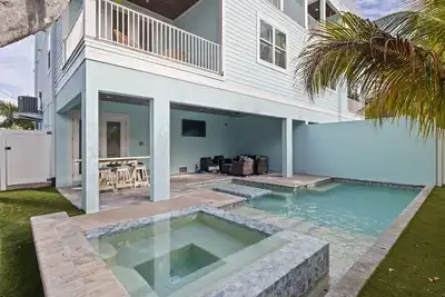 Image de Brand new construction with private heated pool and spa.